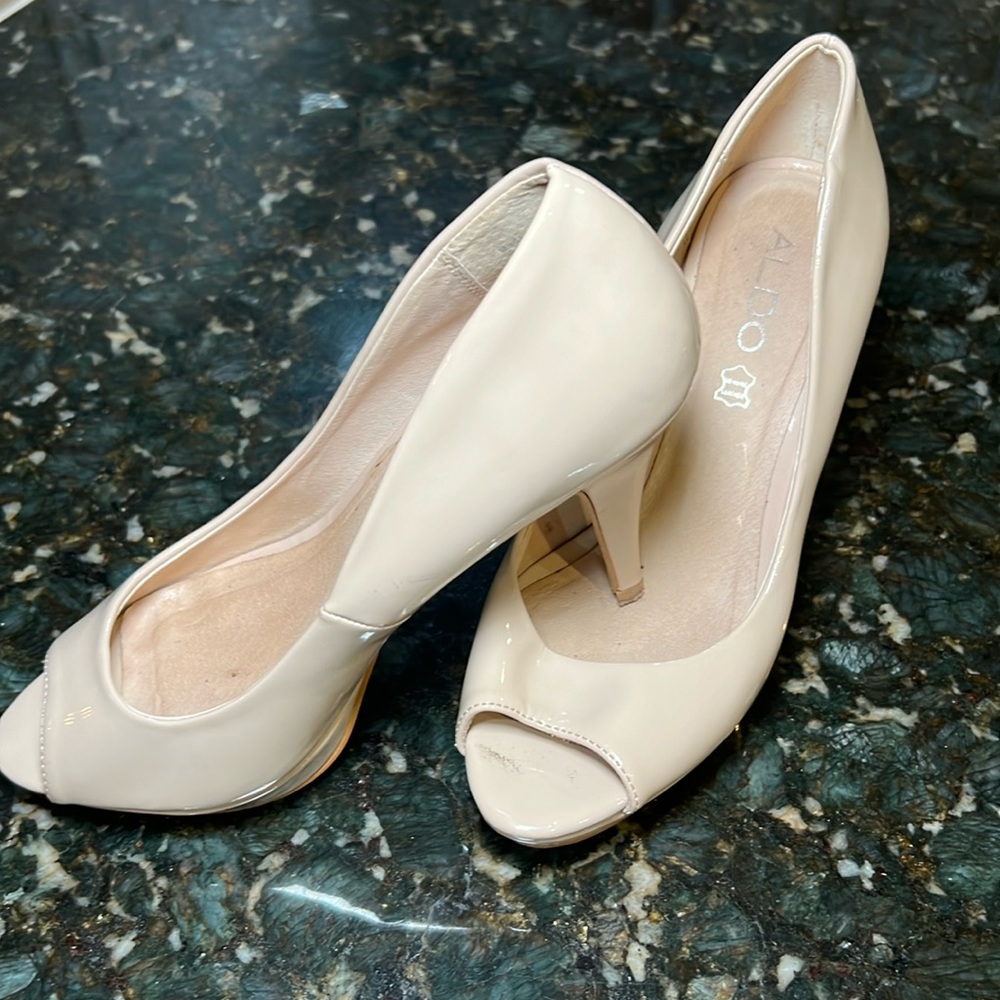 ALDO light tan / cream peep toe pumps size 7